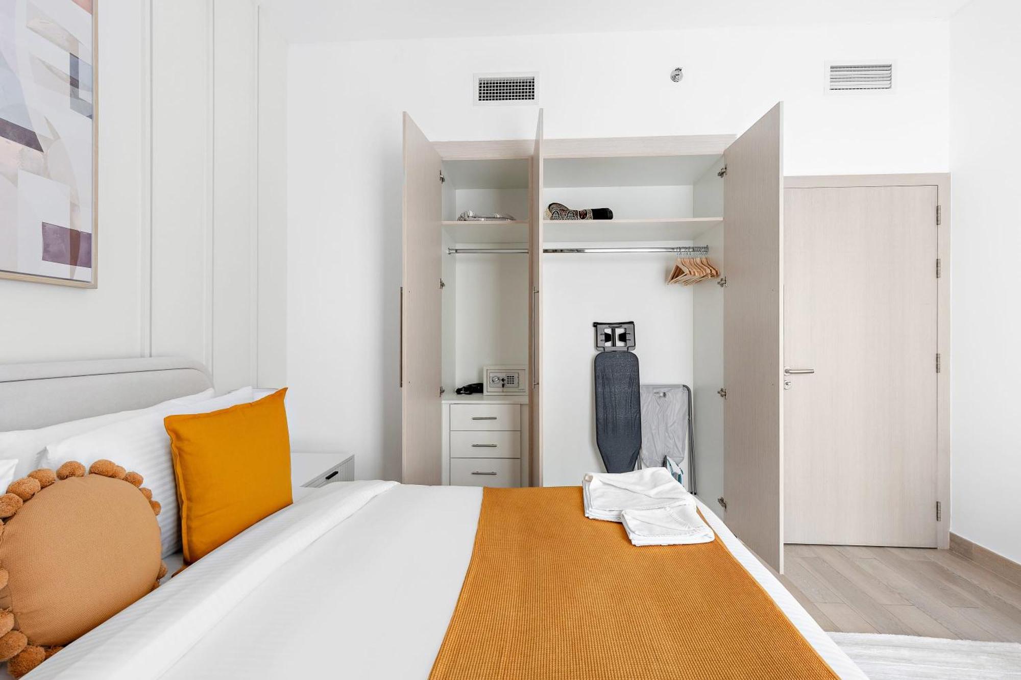 Silkhaus Yas Marina Chic 1bdr Close To Yas Canal Apartment